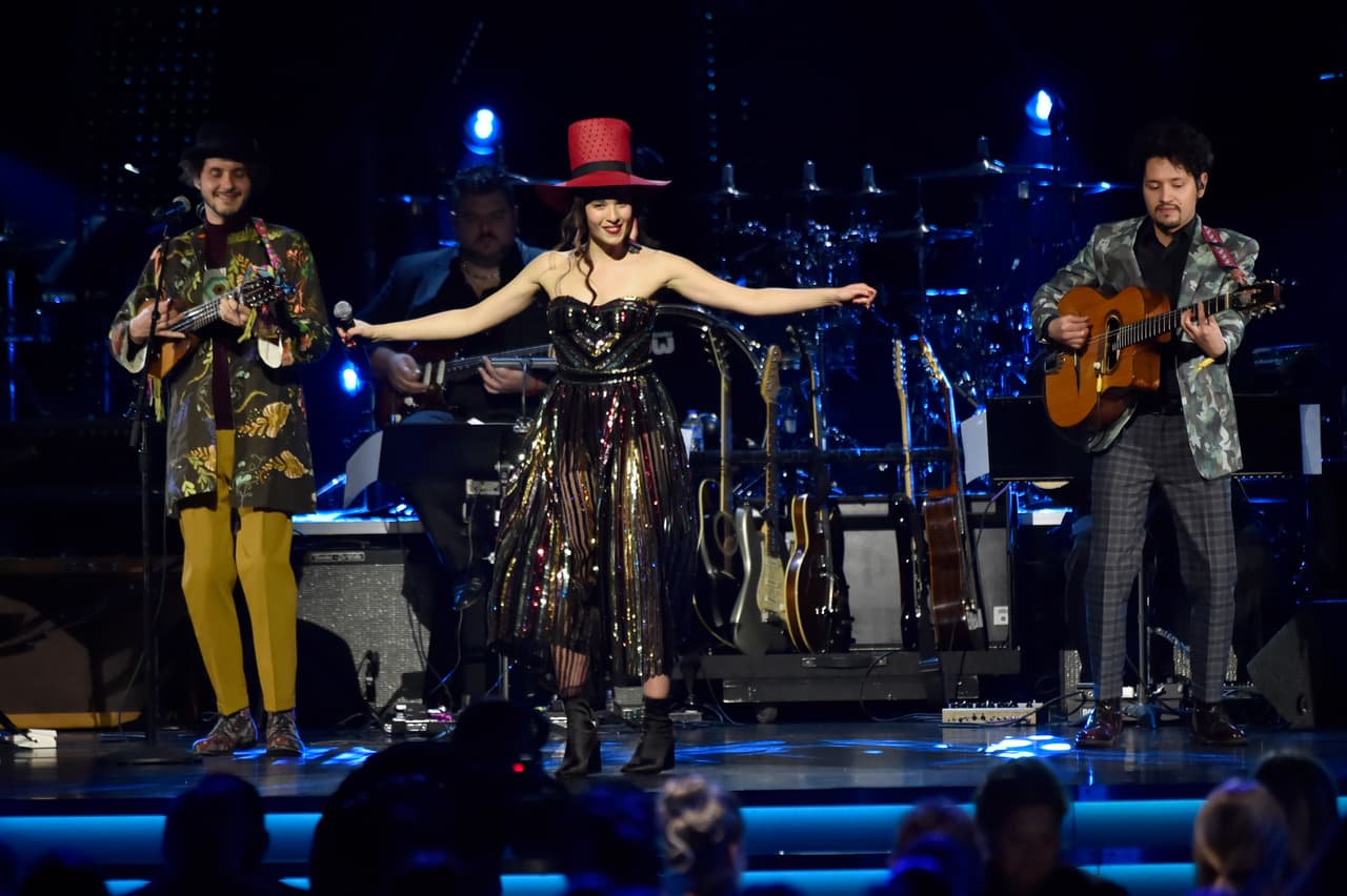 Monsieur Periné les dedicó su versión de 'Oye mi amor'.
