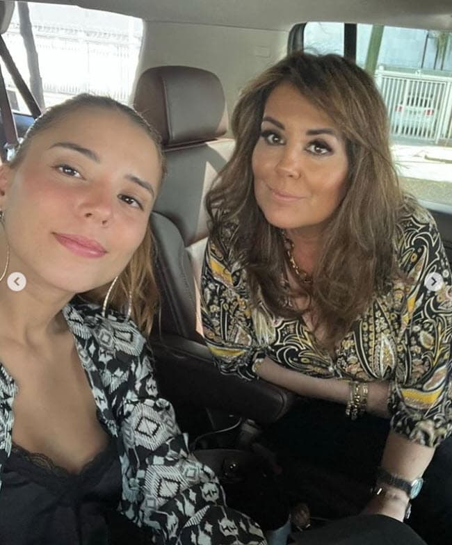 Majo Aguilar, la prima de Ángela Aguilar, le dedicó un emotivo mensaje a Susana Carrillo: "Madre preciosa. Mis hermanas y yo te hicimos cuatro veces mamá, ha sido un viaje de locura, pero muy bello.
<br>Admiro tu fuerza, entrega, y amor absoluto por nosotras. Admiro que sepas que cantas muy mal y nos hagas el favor de no hacerlo. Admiro tu preocupación por todos siempre (aunque a veces me preocupo porque te preocupas ja ja). Somos las cinco fantásticas desde bebés, y me encanta. Te amo madre, siempre. Feliz día todos los días".