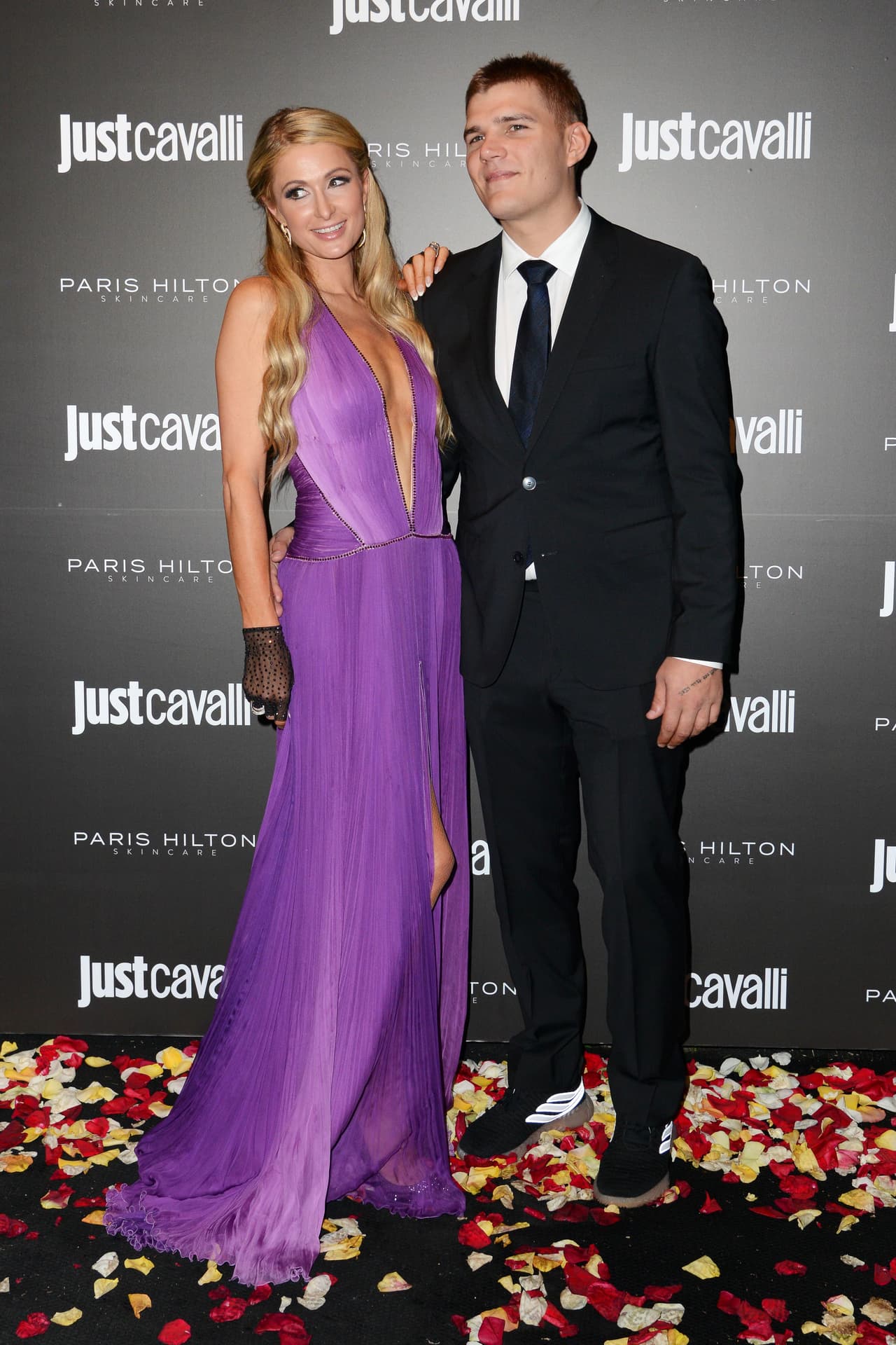 Paris Hilton hizo pública su relación con Carter Reum en abril de 2020. La socialité compartió su primera imagen juntos 17 meses después de haber terminado su noviazgo con Chris Zylka, con quien llevaba 11 meses de compromiso y dos años de estar juntos. A él también lo llamó su alma gemela, igual que al empresario Thomas Gross, a quienes bautizó de esta manera en su cuenta de Instagram.
