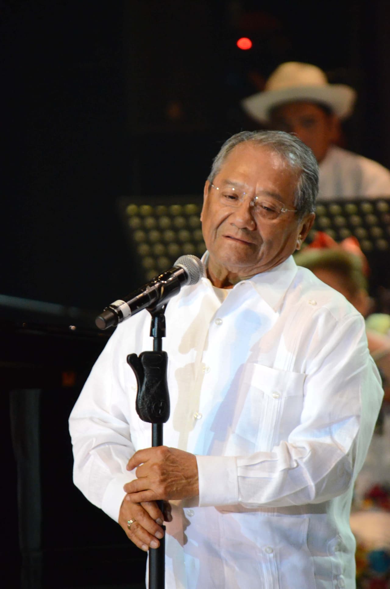 En una entrevista al programa Ventaneando, el intérprete fue cuestionado sobre una publicación que hizo Céspedes en Facebook donde anunciaba su supuesto retiro.