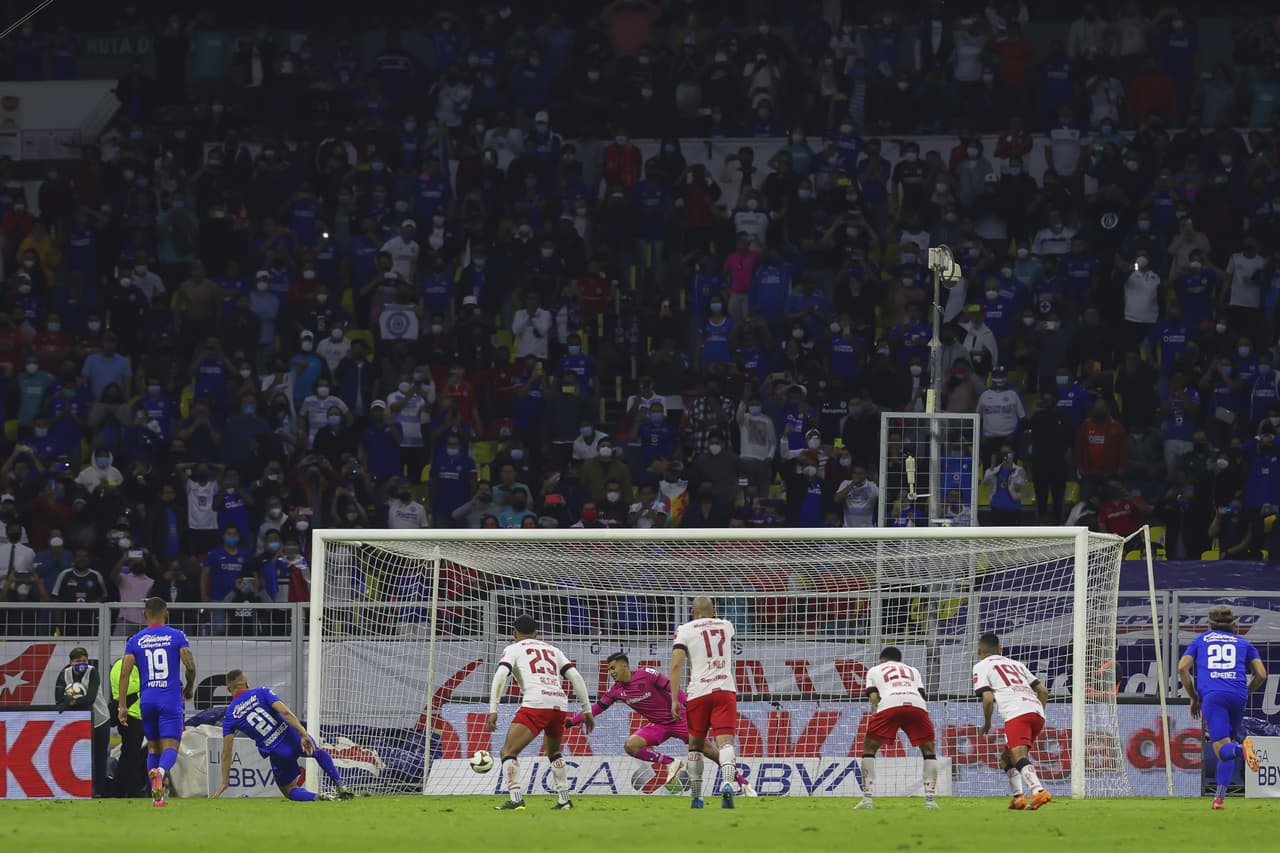 Una de las postales en el Estadio Azteca que podría pasar a la historia si Cruz Azul consigue el ansiado título de liga.
