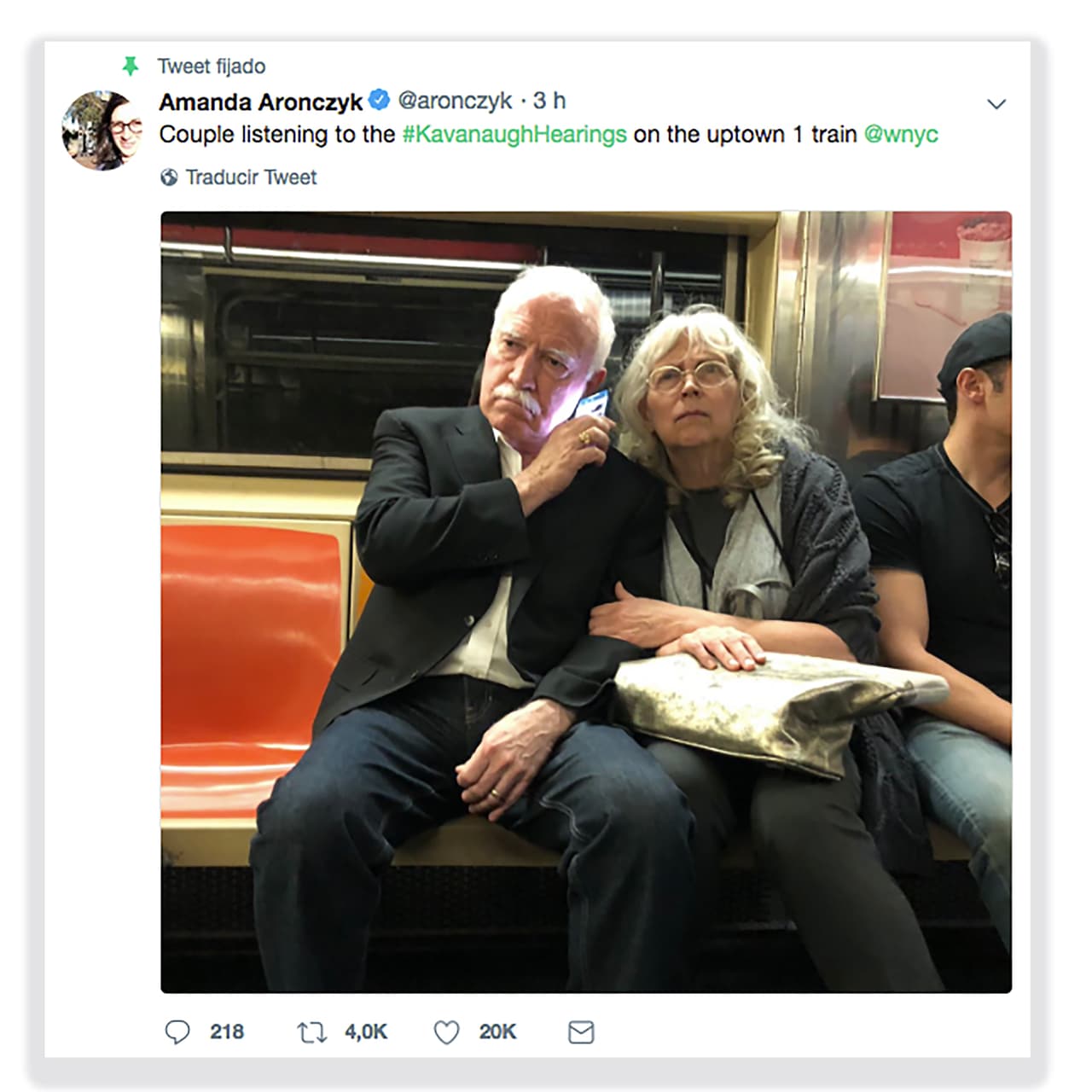 Ford se presentó en una audiencia adicional del proceso de confirmación de Kavanaugh que el Comité Judicial se vio forzado a convocar luego de que se conociera la denuncia en su contra. Desde entonces, dos mujeres más han hecho acusaciones similares al nominado de Trump. En la imagen, compartida por la periodista Amanda Aronczyk en la red social Twitter, una pareja escucha las interpelaciones en el metro de Nueva York.