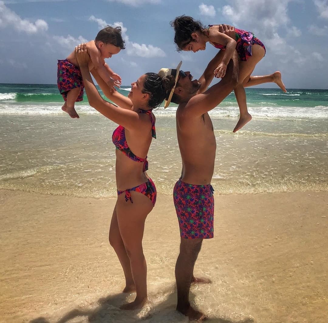 La conductora mexicana regresó a su país natal para relajarse en Tulum en compañía de sus pequeños Giulietta y Gael, y su esposo Luis Carlos Martínez.
<br>
