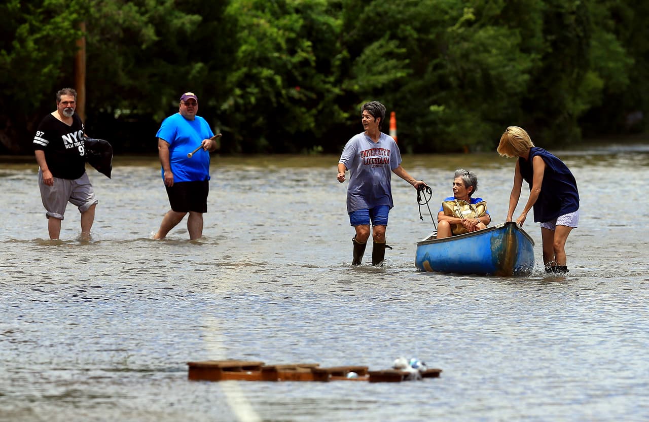 Incluso mientras el nivel del agua bajaba en algunas partes, en otras zonas río abajo los niveles aumentaban, por lo que las personas se apresuraban a colocar costales de arena y evacuar rumbo a refugios. Unas habitantes de Abbeville intentan regresar a sus casas inundadas.
