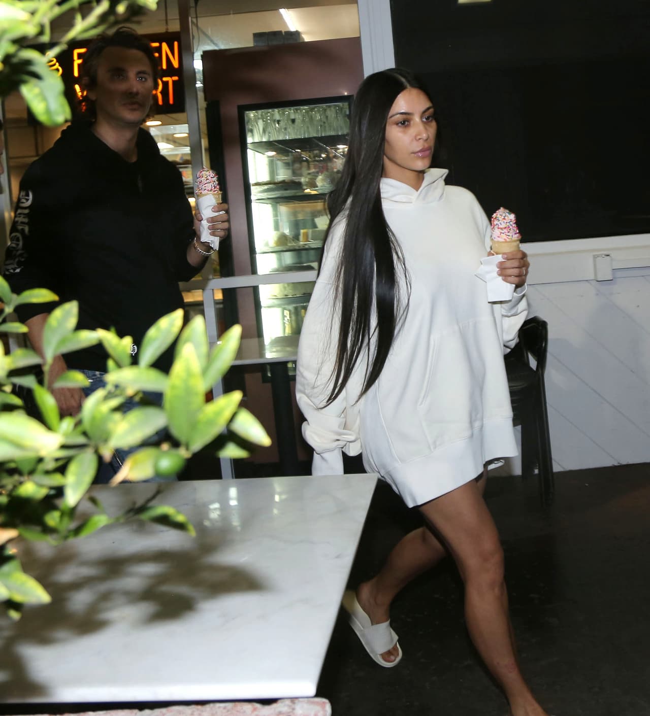 Así que acudió con su gran amigo Jonathan Cheban a una heladería.