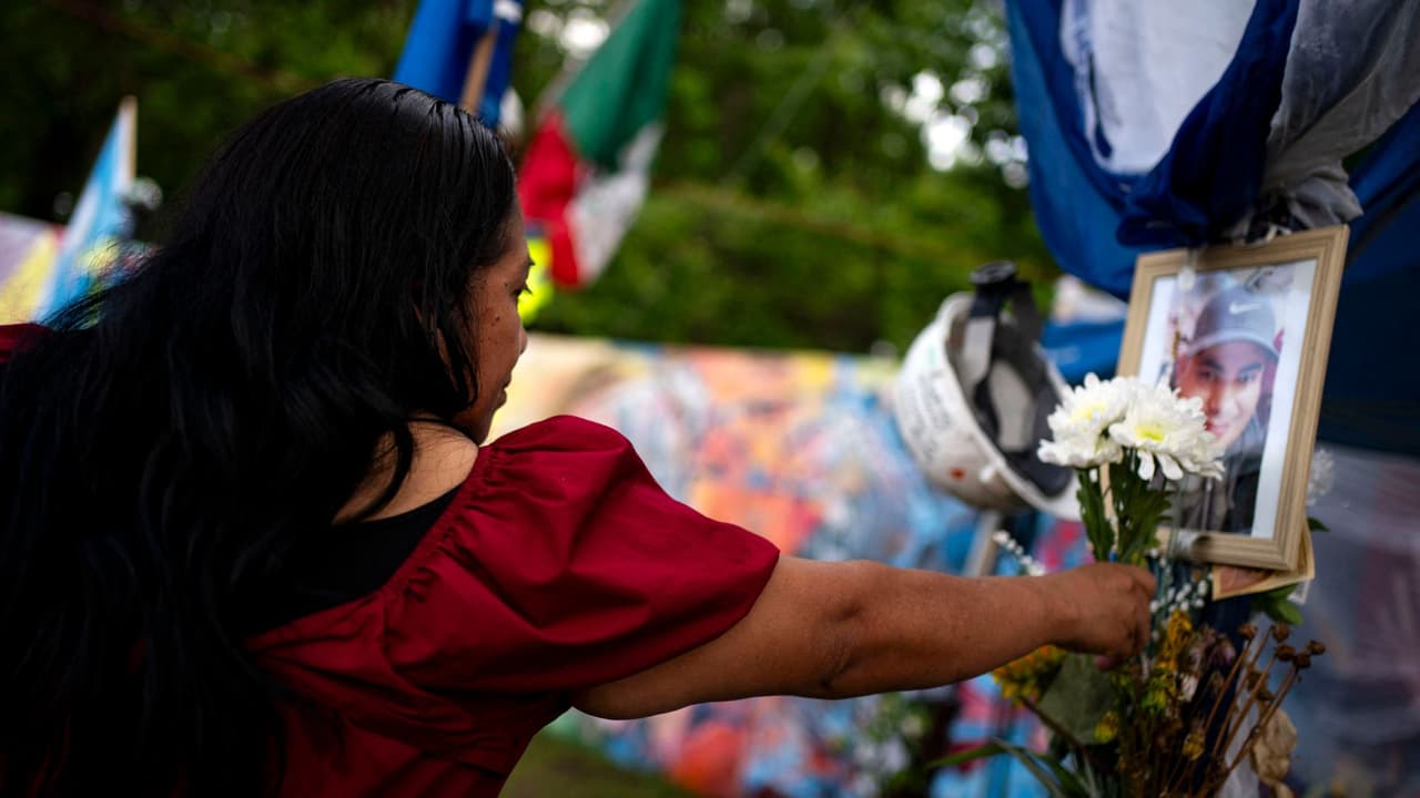 Tras un año del colapso del puente de Baltimore, familiares de víctimas exigen justicia: "El dolor sigue vivo"