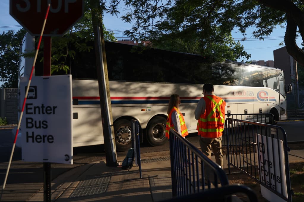 Para regresar a Long Island, habrá autobuses disponibles en las estaciones en Queens, desde las 3:00 de la tarde hasta las 7:00 p.m.