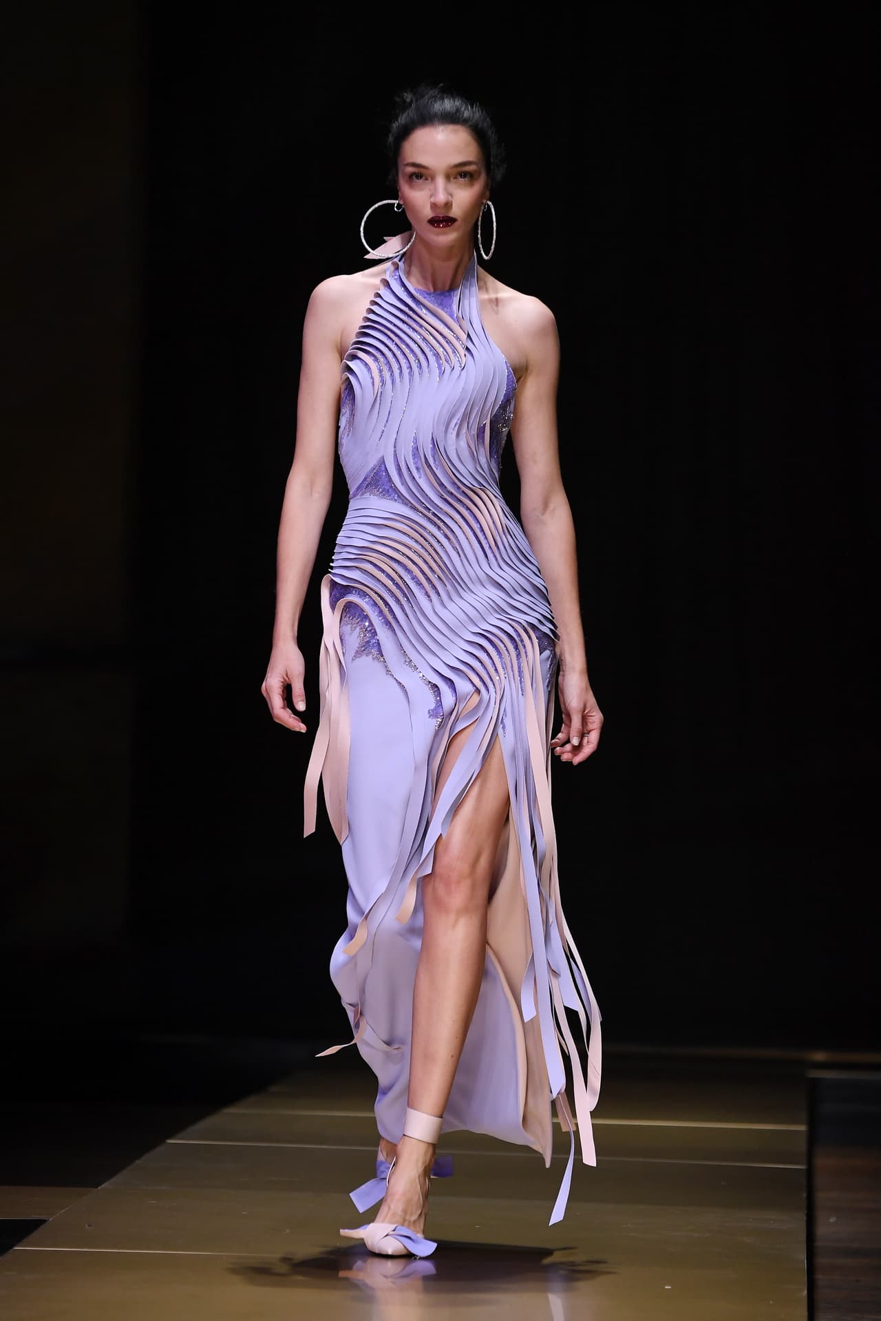 Una verdadera danza de tiras color ametista con acentos color crema, este vestido de Atelier Versace, está como mandado a hacer para Roselyn Sánchez, quien ha demostrado que el arrojo y la elegancia bien pueden ir de la mano.
<br>