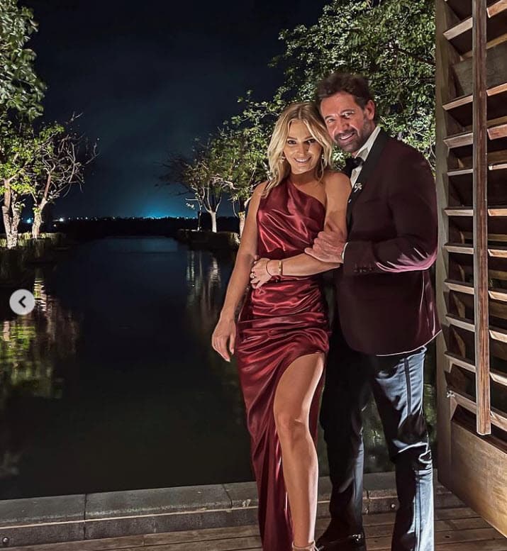 Fue un color muy similar al saco que se puso Gabriel Soto para asistir a la fiesta. Mientras que su novia optó por un vestido con una tonalidad más rojiza.
<br>