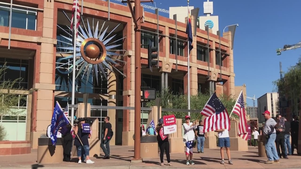 Armados y con pancartas los simpatizantes de Trump protestan frente a la alcaldía de Phoenix