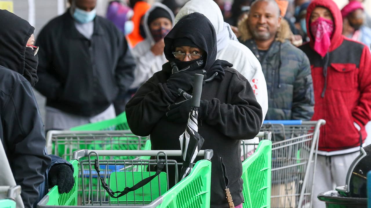 Además de todo el impacto de la tormenta invernal, expertos médicos recuerdan a la comunidad la existencia del coronavirus que seguimos en pandemia.