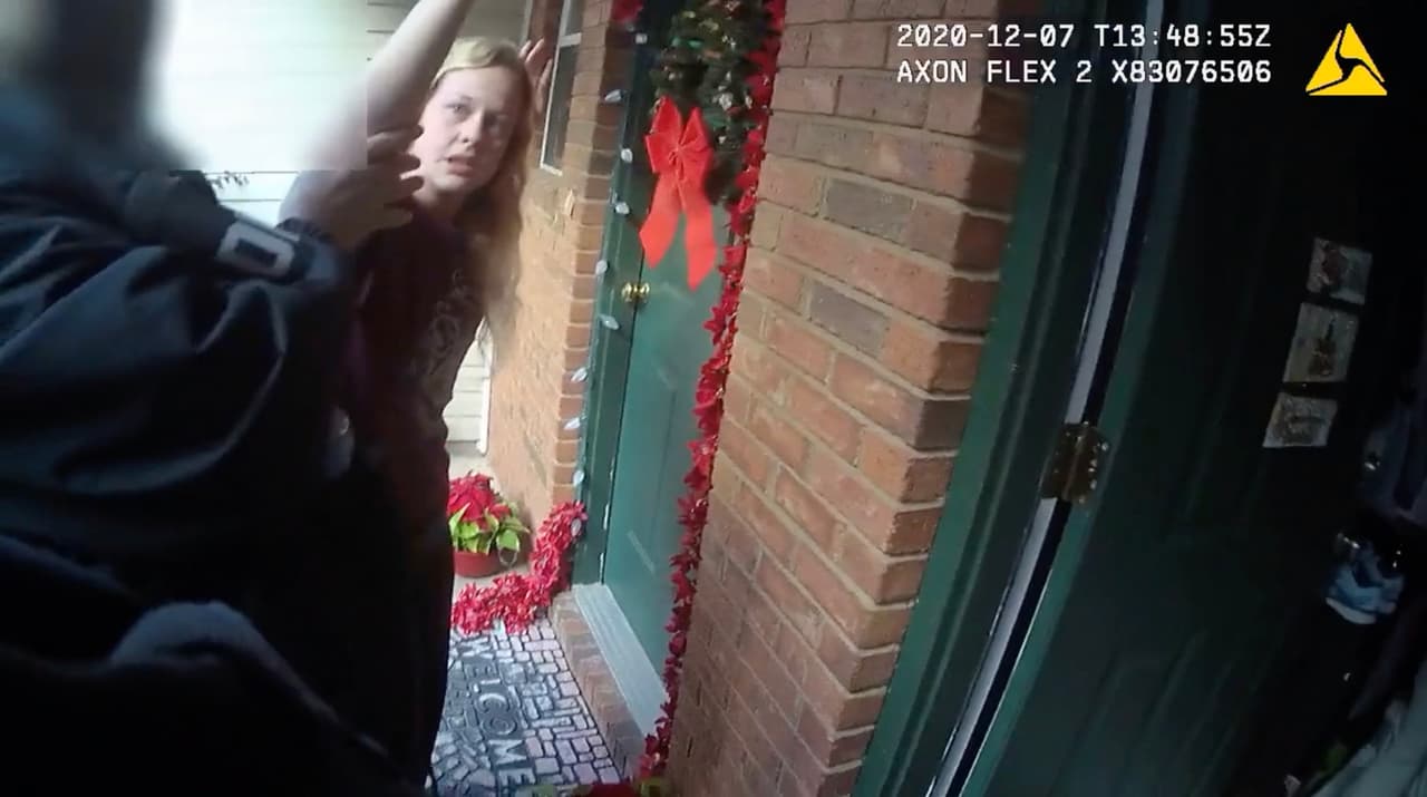 “Todo esto es solo para silenciarme": Rebekah Jones se entrega a las autoridades de Florida