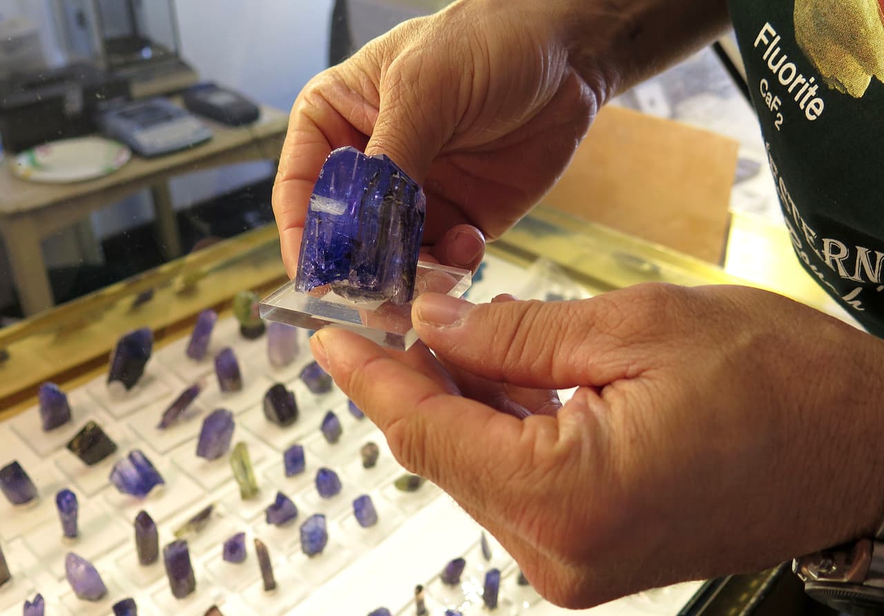 Una pequeña pieza de tanzanita en una exhibición de minerales en Tucson, Arizona, en 2015. Después del ataque terrorista del 11 de septiembre de 2001, varias empresas de joyería estadounidenses suspendieron las ventas de esta gema. Las autoridades sospechaban que las ganancias de la explotación ilegal de la piedra eran utilizadas para financiar a la red terrorista de Osama Bin Laden.