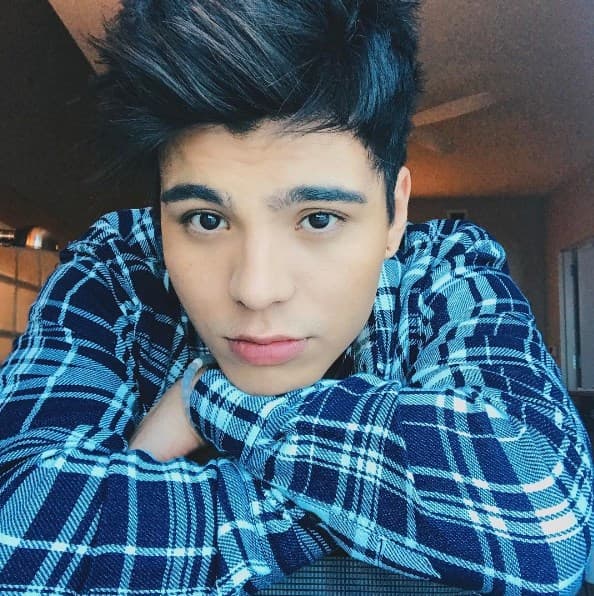 Que bueno que no se pone así de serio y pensativo durante la transmisión de Pequeños Gigantes USA.