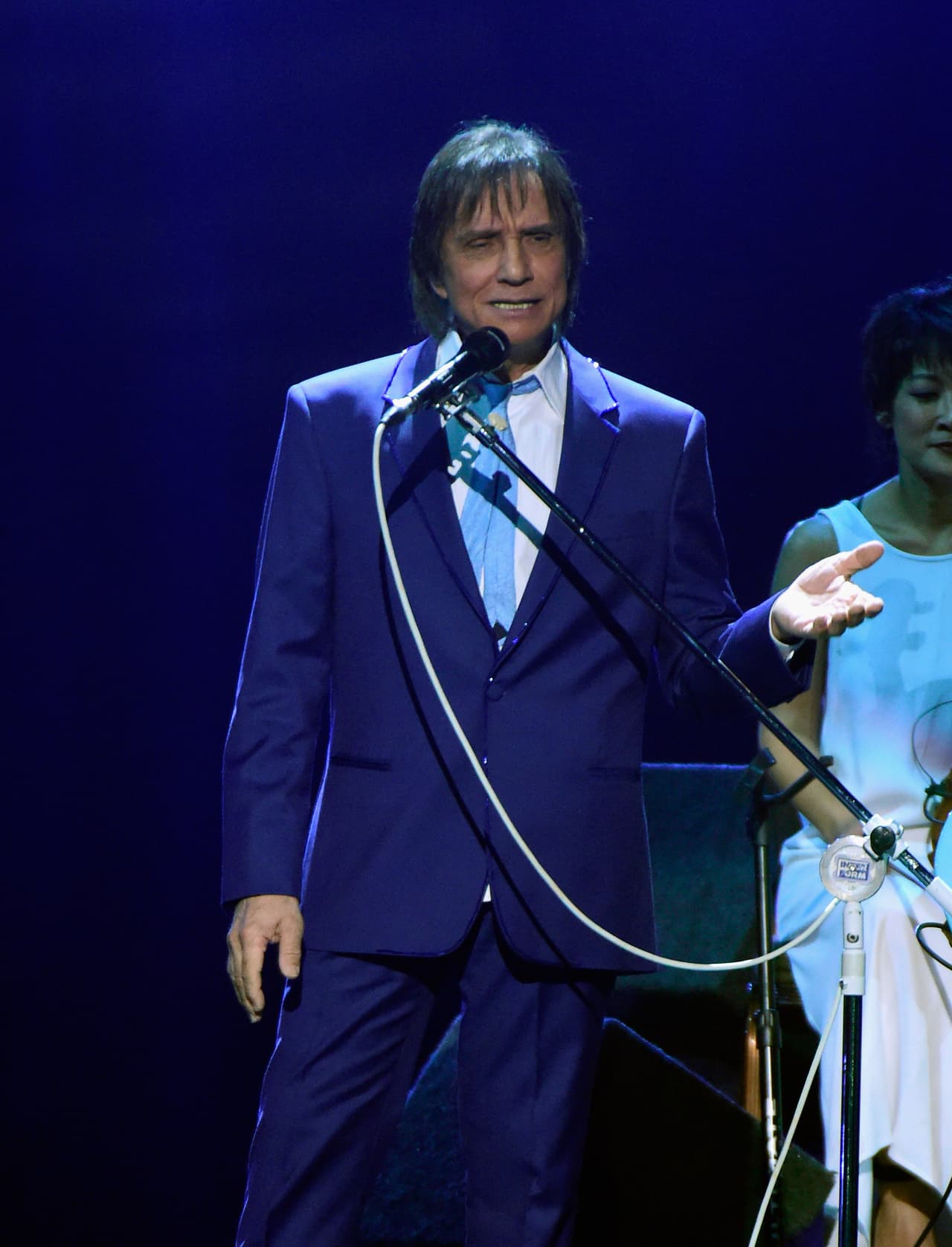 Con sonidos rítmicos y adorables el cantante entonó una de sus canciones más famosas.