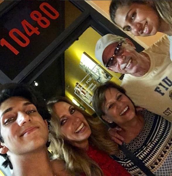 En esta fotografía que publicó en Instagram, Lili agradeció la divertida cena en compañía de sus 
<a href="https://www.univision.com/shows/el-gordo-y-la-flaca/lili-estefan-compartio-sus-fotos-de-graduacion-y-las-comparamos-con-las-de-su-hijo-fotos">hijos</a>, su padre y Patty: "¡Con abuelo Papo! Mi gente, aquí disfrutando en familia. Te amo Pipipopo y Patty".