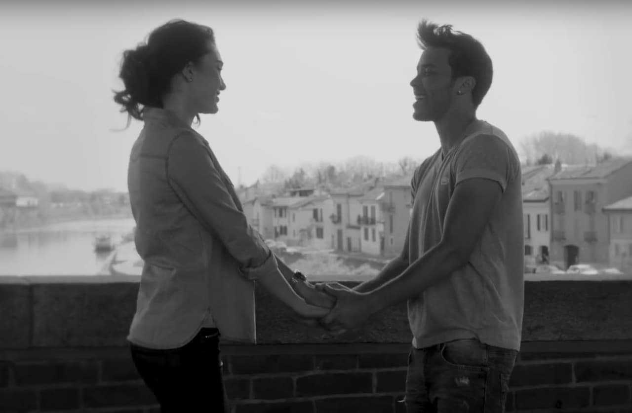 El clip de 'La Carretera' muestra a Royce en una faceta de idilio, en una bella ciudad donde todo parece color de rosa.