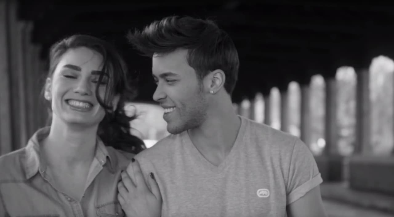 En esta historia de amor, Royce es el novio de una guapa chica con la que vive un romance casi de película.