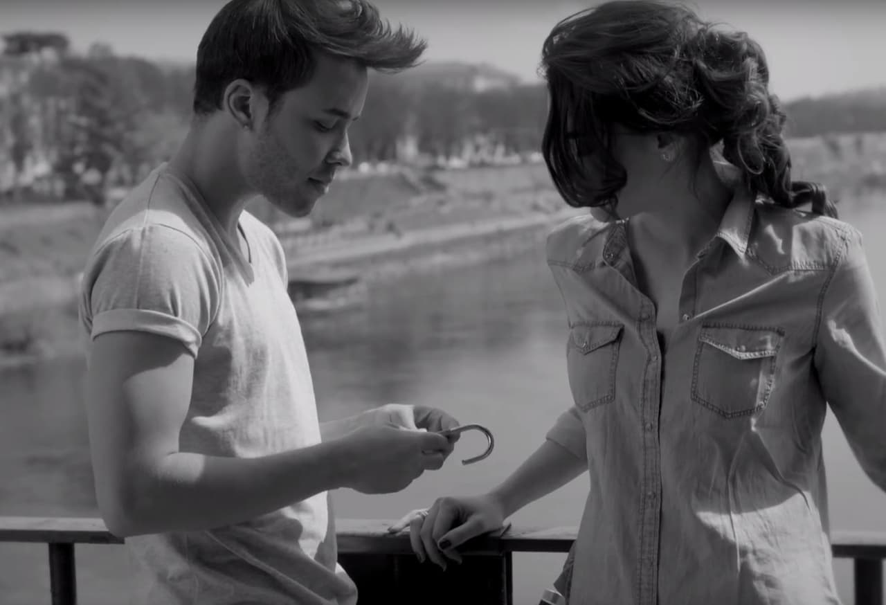 Él y la chica sellan su amor con un candado y parece que la historia va por buen camino.