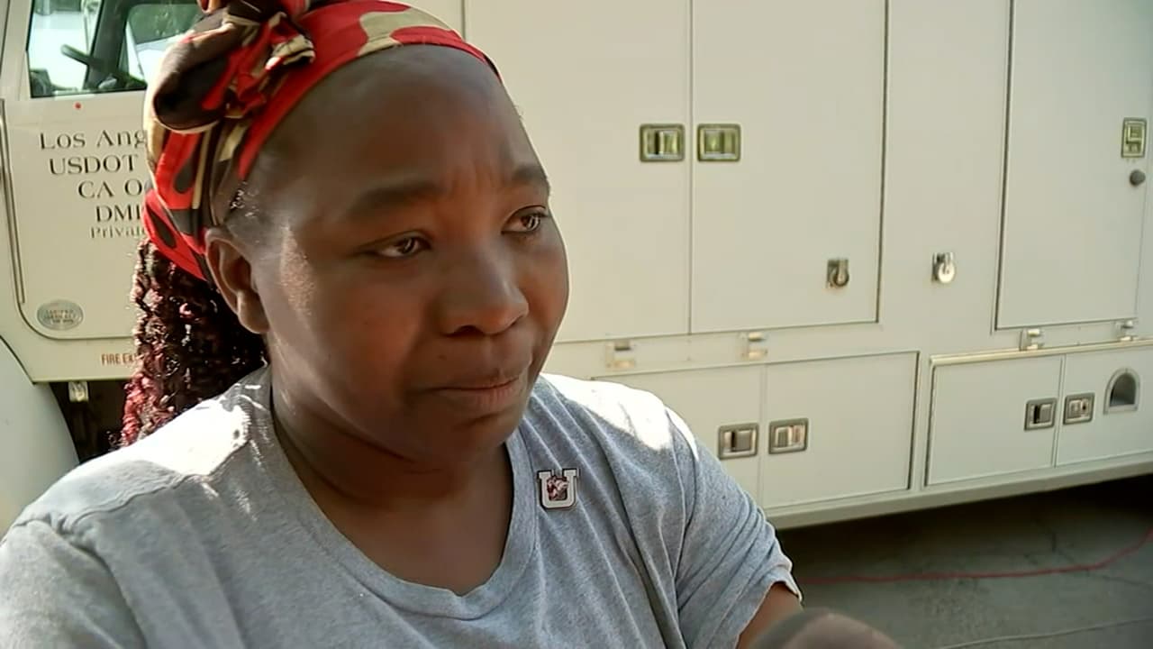 Video: Regina Miles, quien trabajó como profesora en la primaria Robb hace tres años, acudió a rendir tributo a los niños, sus familias y a las dos profesoras que fallecieron, quienes eran sus amigas.