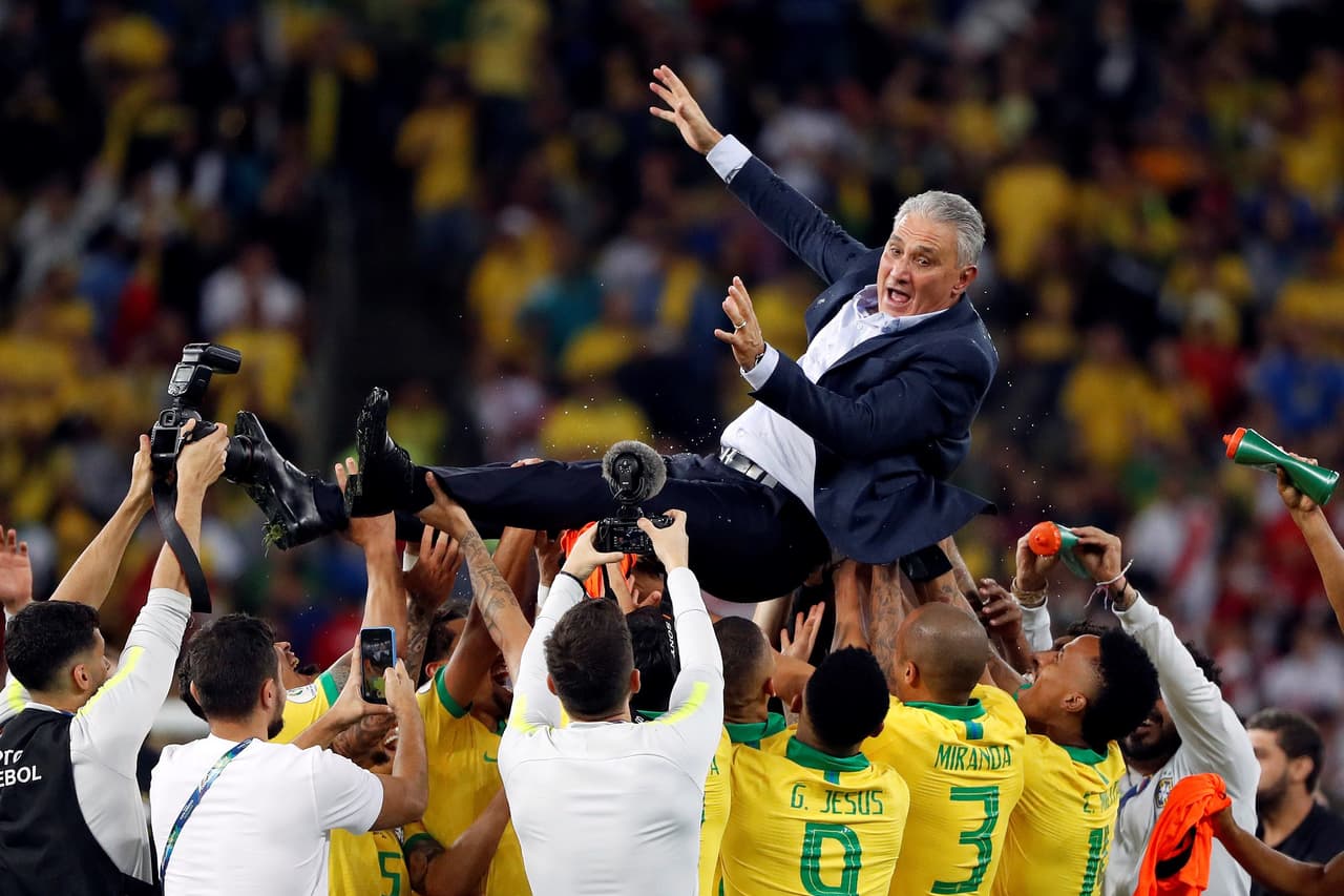 Tras el partido, el técnico Tite fue objeto de la celebración de los jugadores de Brasil.