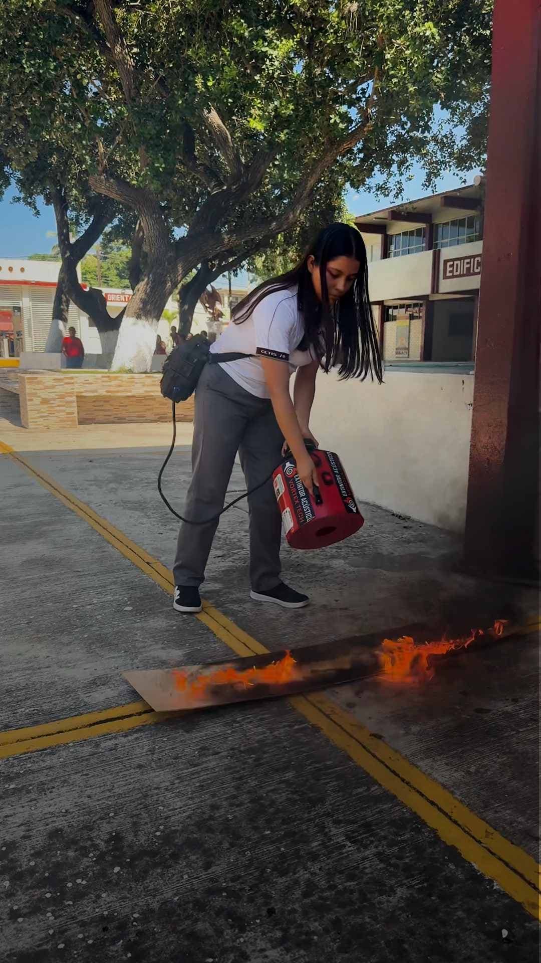 Estudiante usa ondas sonoras para apagar el fuego