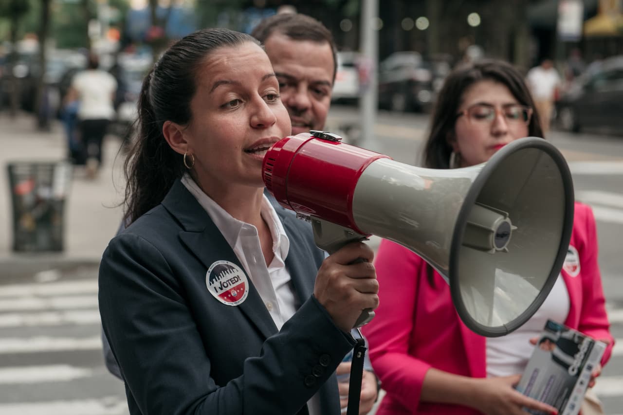 <i>“No es ‘insensibilidad racial’. No es ‘el tema de la raza’.</i>
<br>
<br>
<i>ES RACISMO”.</i>
<br>
<br>
<b>Tiffany Cabán, candidata demócrata al Concejo Municipal de Nueva York, </b>sobre el lenguaje utilizado durante el debate para describir el tema del racismo