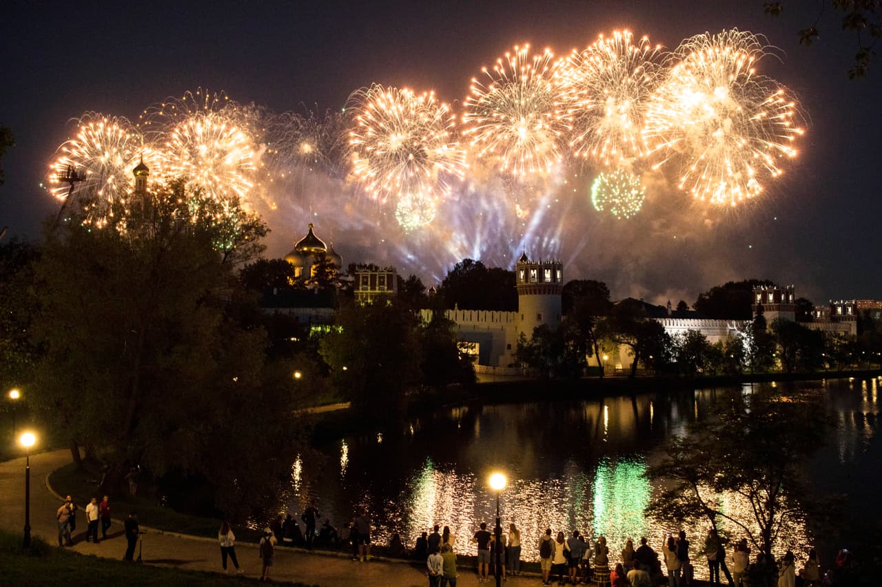 Para apreciar y disfrutar del espectáculo pirotécnico, la gente se congregó en lugares como el Convento Novodevichy, a pesar de todavía siguen vigentes algunas recomendaciones para evitar mayor propagación de la pandemia.
<br>