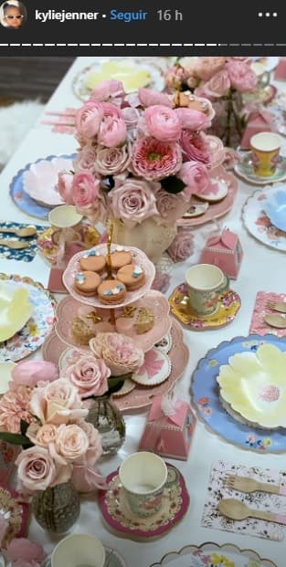 Según se aprecia en las fotografías, hubo juegos de té con flores y un 
<b>pastel de Disney</b> de tres pisos.