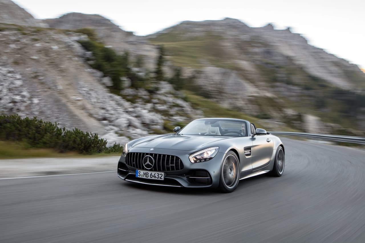 El Mercedes-AMG GT C Roadster 2018 cuenta con el mismo motor V8 doble turbo de 4.0 litros también construido a mano por los mecánicos artesanos de AMG. Sin embargo, en este caso el V8 entrega 550 caballos de fuerza y 502 lib.-pie de torque.