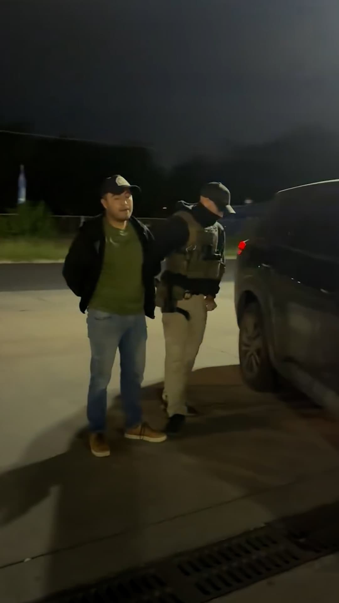 ICE detiene a un hombre en un estacionamiento de Austin; su vehículo queda abandonado