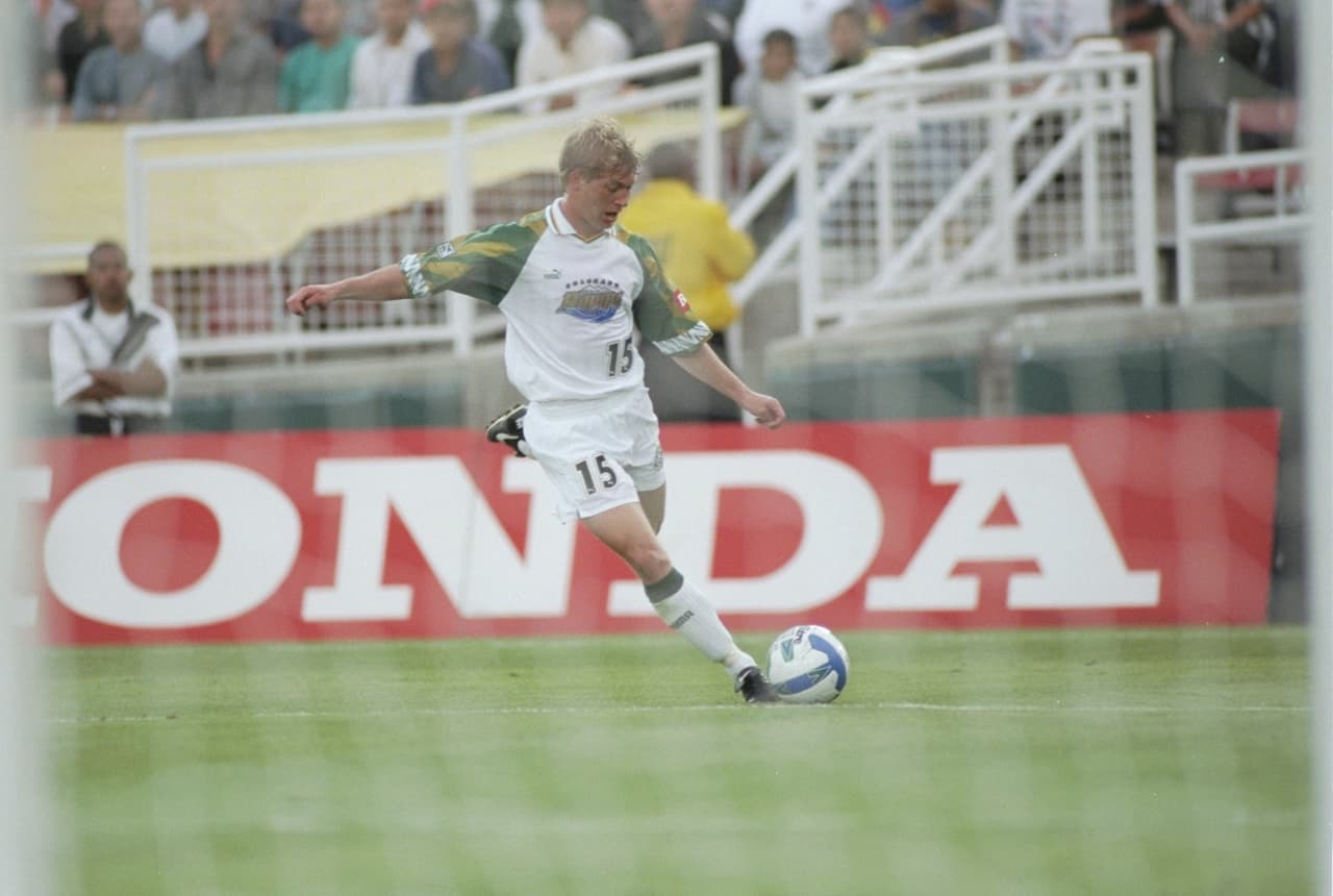 Cuesta indenficarla, pero esta fue la primera camiseta de Colorado Rapids en 1996.