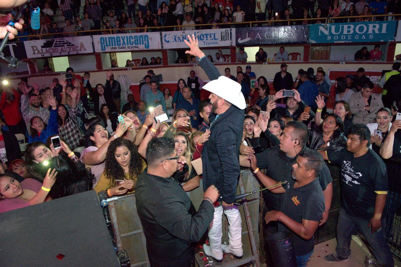 En varias ocasiones, Pancho Barraza bajó del escenario para acercarse a la multitud que en todo momento lo ovacionó y cantó con él cada uno de sus éxitos.
