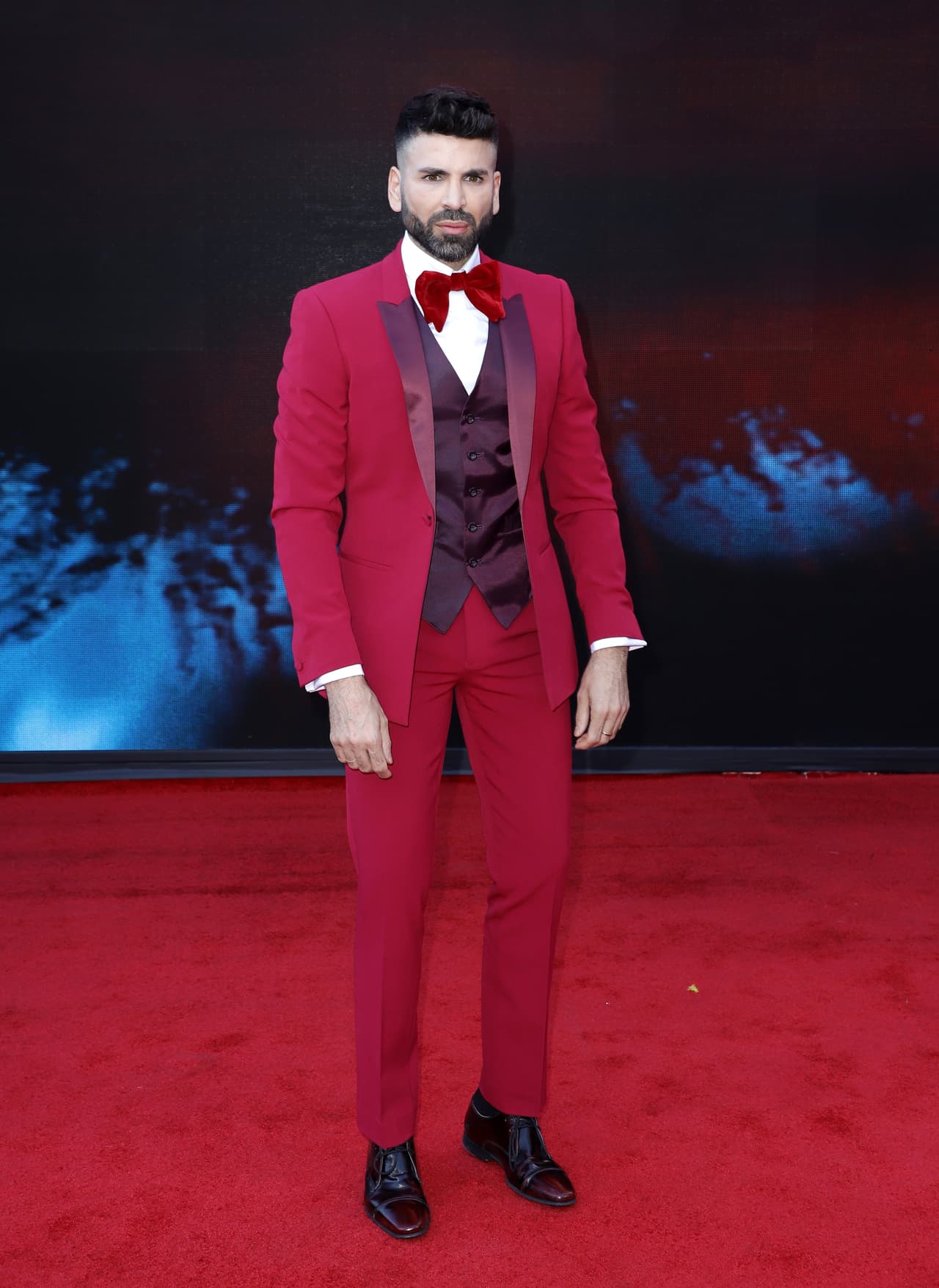 El periodista Jomari Goyso y su atuendo rojo con detalles en color vino y blanco lo convirtieron en uno de los caballeros mejor vestidos de la noche.