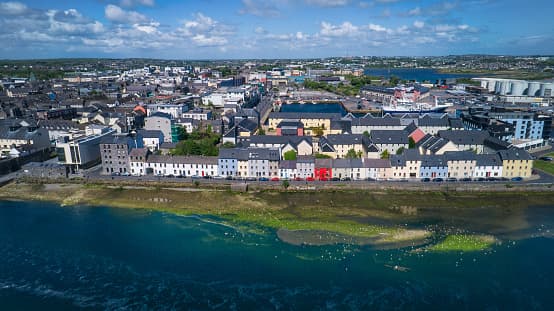 4.- 
<b>Galway, Irlanda.-</b> Esta ciudad que ocupa el puesto número cuatro de la lista es descrita por la editorial como uno de los lugares con más atractivo de Irlanda. En sus pintorescas calles, se recomienda a los turistas de disfrutar de un café en uno de sus muchos establecimientos con bancas al aire libre para escuchar a los músicos callejeros que amenizan las tardes. 
<br>