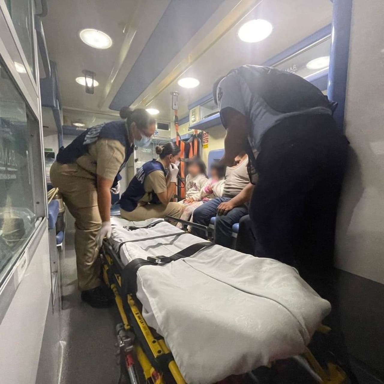 Estas personas fueron rescatadas de su auto en arroyos del ejido Santa María en Empalme.