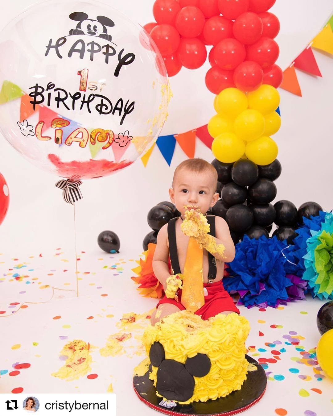 Liam cumplió un año en febrero de este 2019 y sus papás le prepararon una bonita sesión de fotos junto a su hermana Michelle. ‘Todos terminaron embarrados’ ante la cámara de @habiaunavezunafoto_.