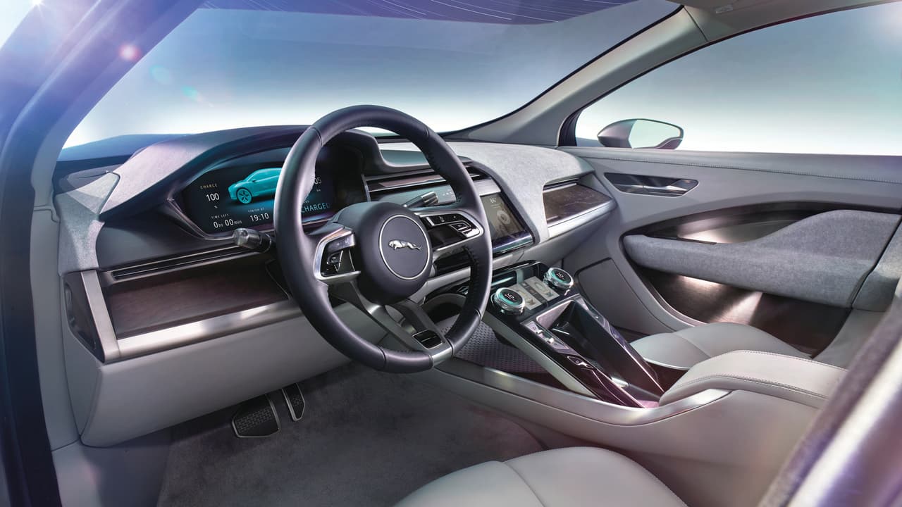 Jaguar I-Pace Concept Como en todo vehículo Jaguar su interior es suntuoso y verdaderamente lujoso. Sin embargo, lo que realmente llama la atención por avanzada y realista y traducible a la realidad de la producción es la pantalla sensible al tacto de 12 pulgadas para interactuar con el sistema telemático del vehículo, el cual está 
<b>permanentemente conectado al internet</b>, así como los instrumentos digitales a color.