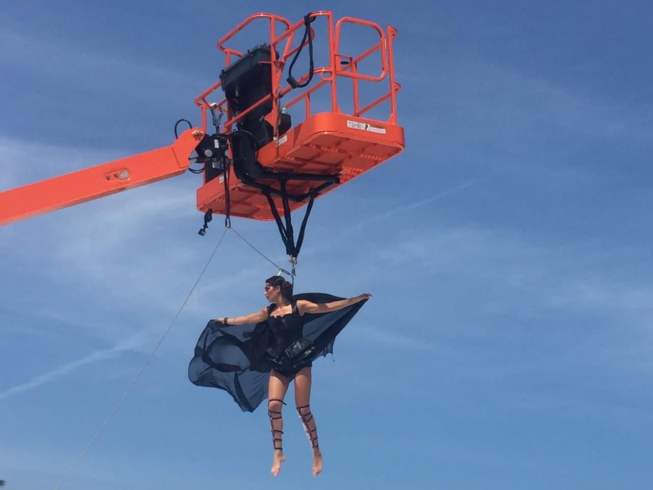 Disfruta las mejores fotos detrás de cámara del difícil reto que enfrentaron las bellas a 20 pies de altura.