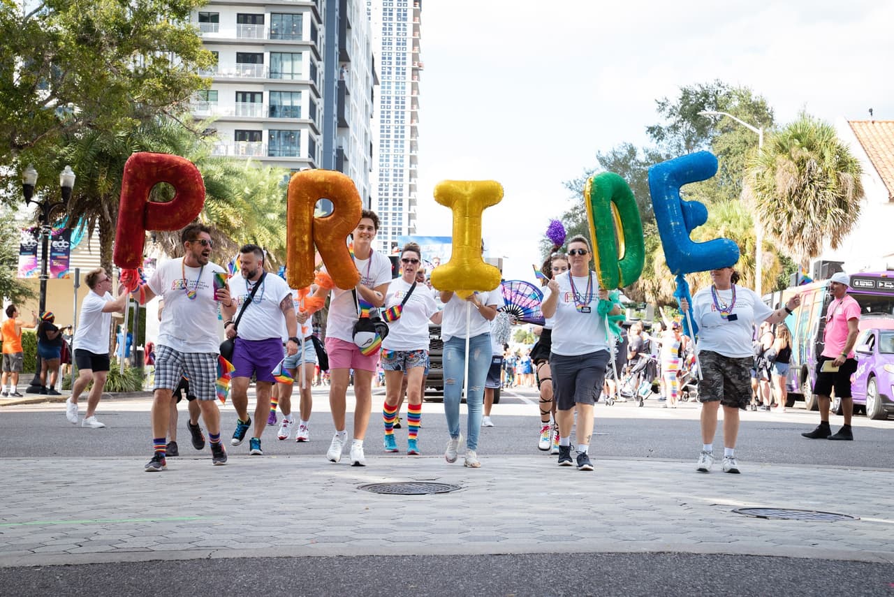 El festival y desfile "Come Out Pride Orlando" reunió el sábado 15 de octubre a miles de personas en el Parque Lake Eola que celebraron la diversidad y el Orgullo de la comunidad LGBTQ+ de Florida Central.