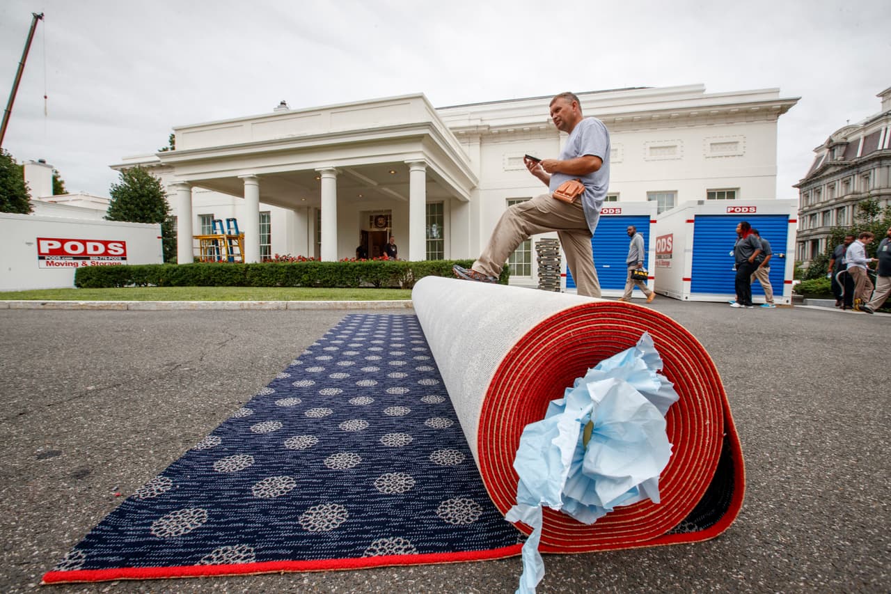 Los trabajadores preparan alfombras nuevas para el Ala Oeste de la Casa Blanca, donde se encuentra la oficina Oval y la sala del gabinete.