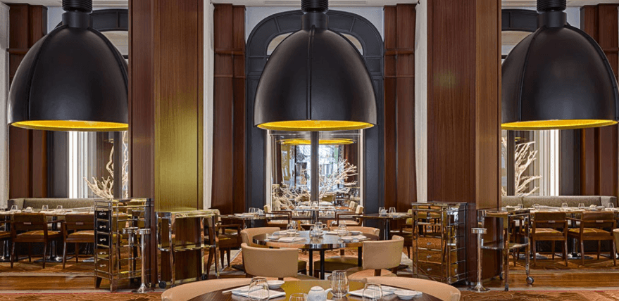 El lujoso hotel de cinco estrellas, Le Royal Monseau, será la casa provisional del astro argentino, pues su salida del Barcelona fue muy repentina. El hotel se encuentra ubicado en 37 Avenue Hoche y fue reformado por el famoso diseñador Philippe Starck. El Parque de los Príncipes se encuentra a tan solo 15 minutos del inmueble.