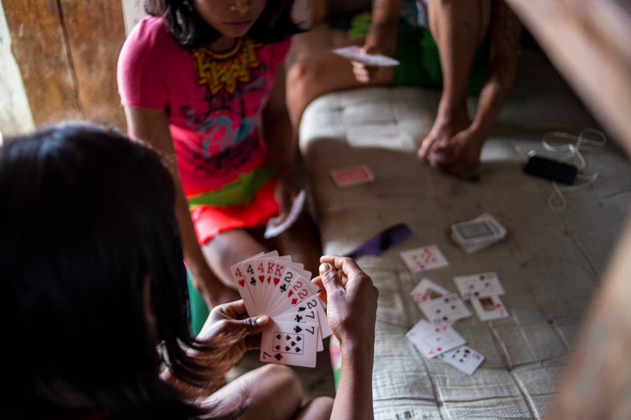 Los fines de semana, si no salen al pueblo, se quedan en las fincas jugando cartas, simplemente descansando para luego ir de fiesta.