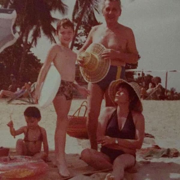 En varias ocasiones 
<b><a href="http://www.univision.com/temas/julian-gil" target="_blank">Julián Gil</a></b> ha publicado que extraña a su mamá, aquí compartió una foto donde aparece su madre, su hermana y uno de sus tíos.