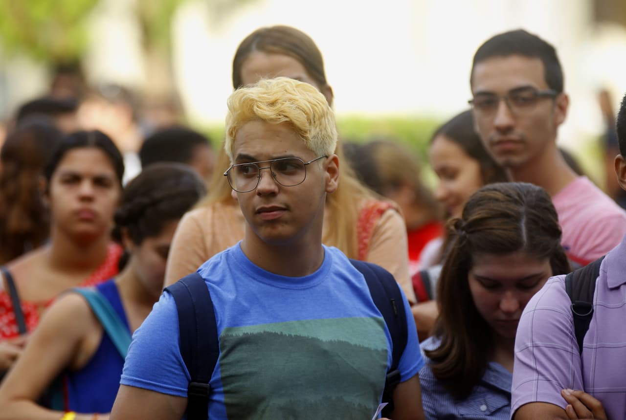 Bryan Torres, estudiante de la Universidad de Puerto Rico, es otro de los fans que lleva la pasión por su equipo a todas partes. (EFE)