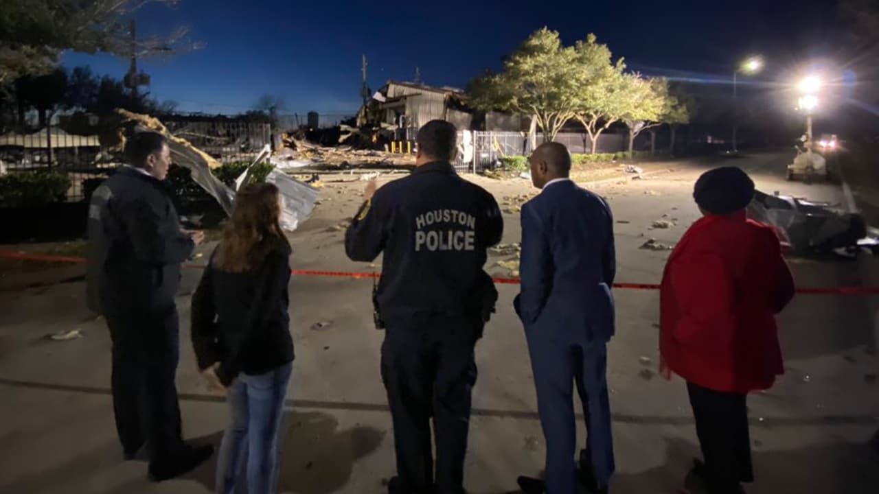 Las autoridades caminaron por los escombros y las casas afectadas por la explosión.