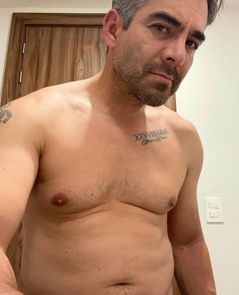 Omar, de 46 años de edad, 
<b>aumentó 14 kilos</b> para el personaje que dará vida en su próxima película, la cual es un misterio porque no ha dado detalles al respecto. En esta foto que publicó en redes sociales se puede ver el cambio en su cuerpo con esos kilitos que tuvo que subir.
