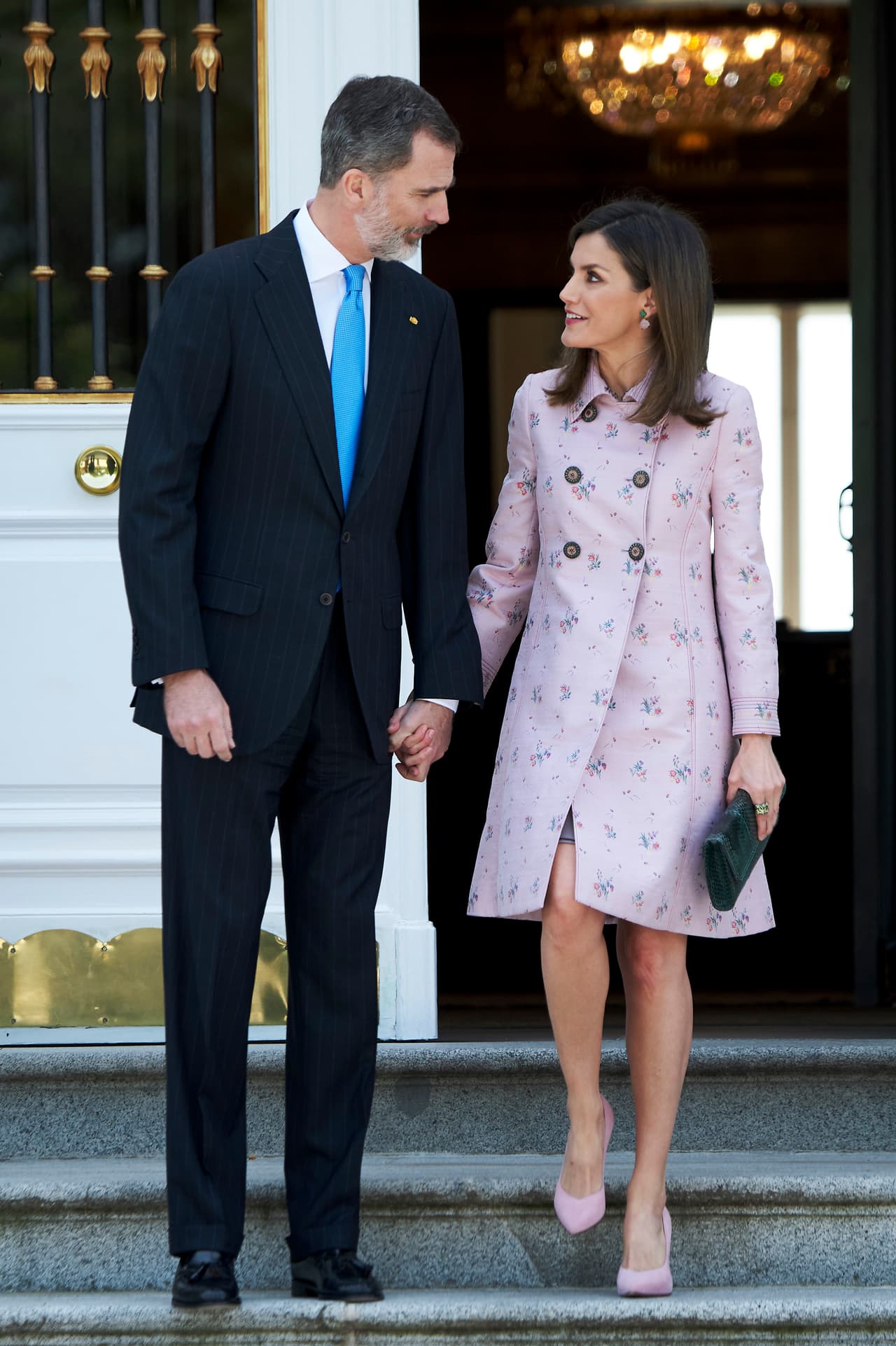 Los reyes se tomaron de las manos con naturalidad y conversaron en complicidad, mientras en Estados Unidos el presidente Donald Trump (en un video que se volvió viral) luchaba para agarrar la mano de una seriota (y callada) Melania Trump durante un posado oficial de la visita del presidente francés Macron Emmanuel Macron y su esposa Brigitte Macron.