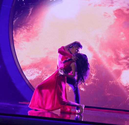 En esta ocasión, Ana derrochó elegancia y sensualidad en el escenario.