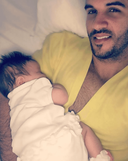 "No solo me has quitado horas de sueño, también me quitaste el corazón", la pequeña Silvana llegó a complementar su vida y la llena de momentos felices.
<br>